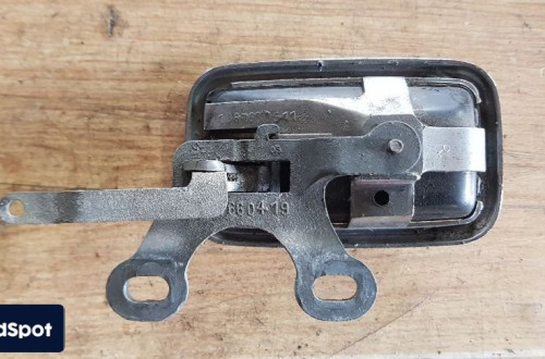 MERCEDES  W115 1968-1977 KLAMKA WEWNĘTRZNA PRAWY PRZÓD