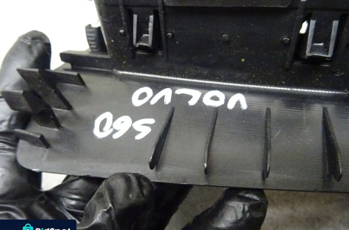 VOLVO S60 LIFT 2.4B KRATKA NAWIEWU ŚRODKOWA 3409374