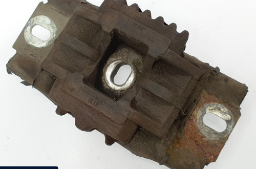 ŁAPA PODUSZKA SKRZYNI MAZDA 2 DY 2S61-7M121-BB