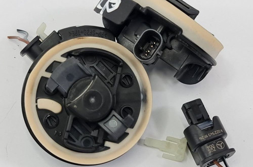 SENSOR UDERZENIOWY MERCEDES W213 A2139051400