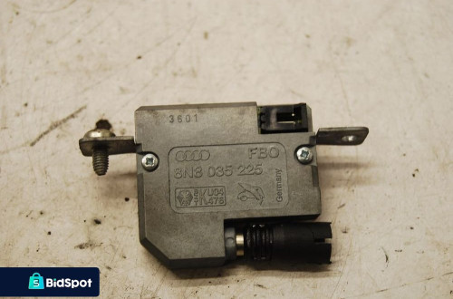 WZMACNIACZ ANTENY AUDI TT 8N8035225