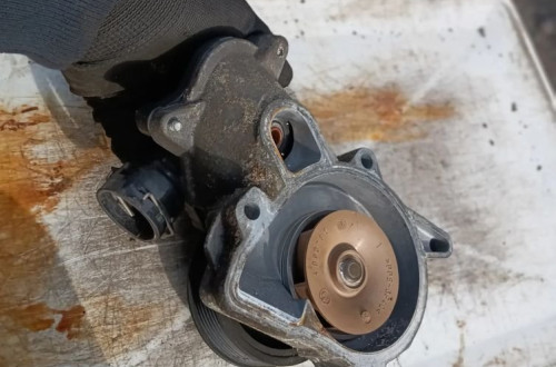 bmw x3 e83 e90 e60 pompa wody termostat obudowa 7790275