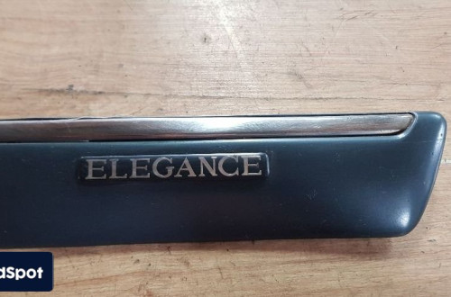 MERCEDES W210 LISTWA BŁOTNIKA PRAWY PRZÓD