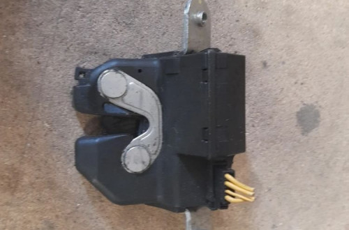 Zamek klapy bagażnika Fiat Grande Punto 55701971