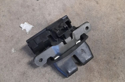 FORD B-MAX ZAMEK KLAPY TYLNEJ / BAGAŻNIKA 8A61A46420AD