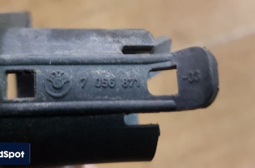BMW E60 E61 KOSZYCZEK MOCOWANIE CZUJNIKA  7056871