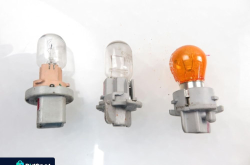 WKŁAD LAMPY PRAWY TYŁ TOYOTA YARIS I (P1)