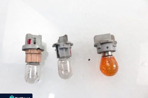 WKŁAD LAMPY PRAWY TYŁ TOYOTA YARIS I (P1)