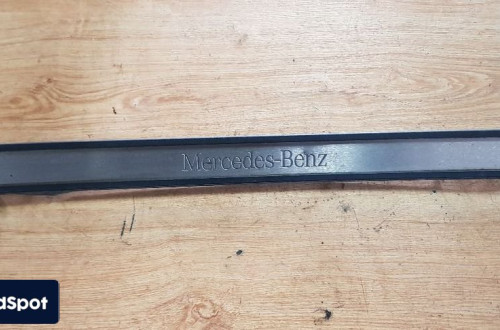 MERCEDES  W211 LISTWA DRZWIOWA PRAWY PRZÓD