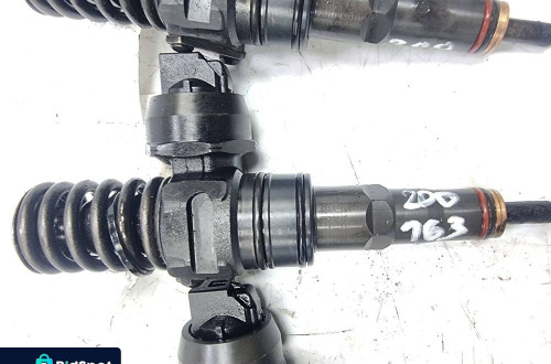 WTRYSKIWACZ VOLKSWAGEN GOLF V 038130073AG