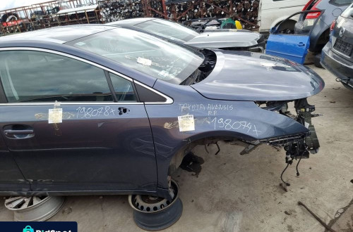 ĆWIARTKA PRAWA PRZÓD TOYOTA AVENSIS T27