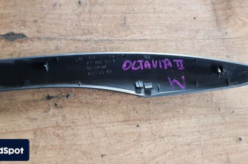 SKODA OCTAVIA II KOMBI NAKŁADKA NA RELING LEWY PRZÓD 1Z9860145A