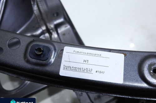 PODŁUŻNICA PRAWY PRZÓD TOYOTA AVENSIS II T25