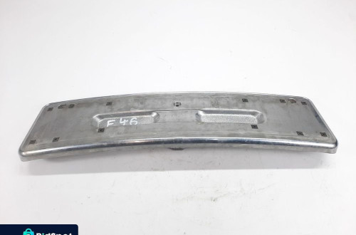 LISTWA POD TABLICE REJESTRACYJNĄ RAMKA LISTWA BMW E46 8255005