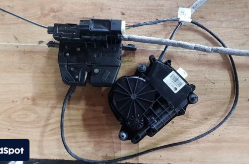 BMW F10 ZAMEK KLAPY TYŁ DOCIĄG  966929