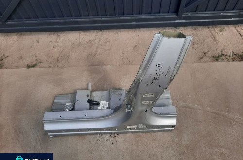 PRÓG SŁUPEK LEWY ĆWIARTKA TESLA S