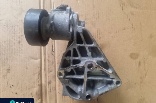 ŁAPA OSPRZĘTU IVECO DAILY 35S18 ALTERNATORA 504115732