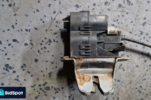 MERCEDES W 203 KOMBI ZAMEK BAGAŻNIKA