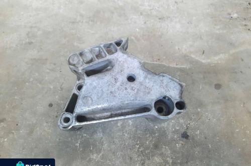 ŁAPA WSPORNIK SILNIKA SKODA OCTAVIA III PASSAT B8 1.6 TDI 04L199207