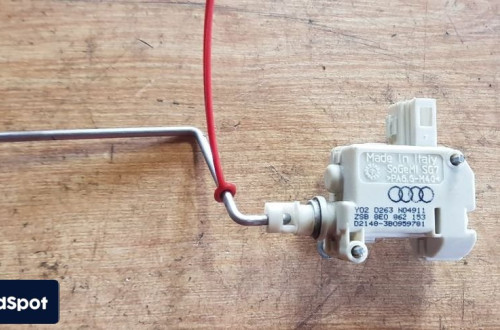 AUDI A4 B6  SILNICZEK KLAPKI PALIWA 8E0862153