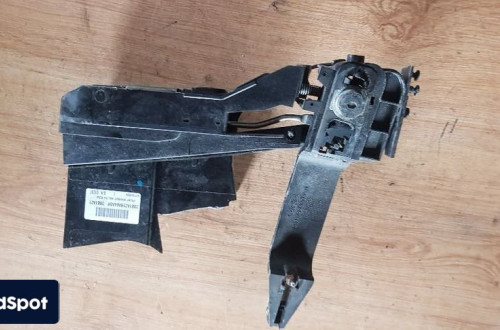 FORD FIESTA MK VI  02-08 ZAMEK PRAWY PRZÓD