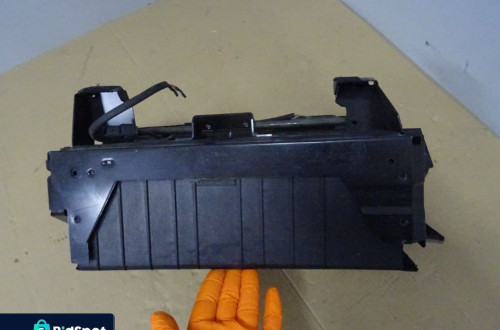 SCHOWEK PASAŻERA AUDI A8 D2 4D1857095LL NR344