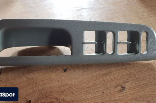 SKODA OCTVIA I UCHWYT RĄCZKA LEWA 1U1867171