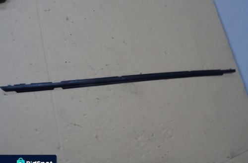 LISTWA ZGARNIAJĄCA PRAWY PRZÓD TOYOTA COROLLA VERSO II NR95