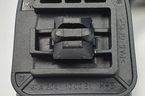 RĄCZKA UCHWYT PODSUFITKI PRZÓD MERCEDES W204