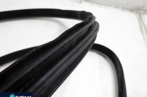 USZCZELKA DRZWI LEWY PRZÓD VOLVO V70 III