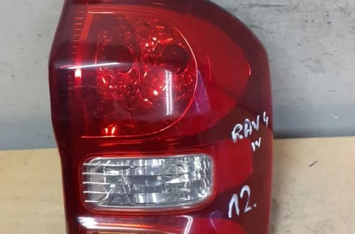 X. LAMPA TYŁ TYLNA PRAWA TOYOTA RAV 4 II