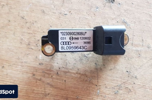 AUDI A3 8L CZUJNIK UDERZENIA BOCZNEGO 8L0959643C