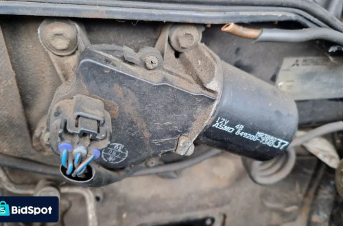 MITSUBISHI PAJERO III SILNICZEK WYCIERACZEK MR3880