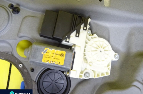 PODNOŚNIK SZYB PRAWY TYŁ VW BORA MECHANIZM ELEKTRYCZNY NR190