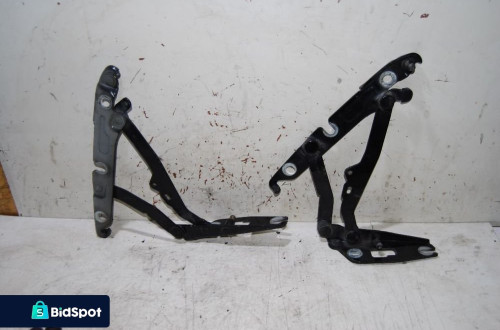 ZAWIAS MASKI PRAWY PRZÓD 4F5827302 AUDI A6 C6