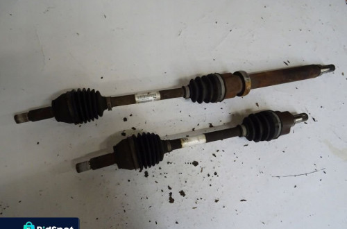 PÓŁOŚ PRAWA PRZÓD FORD FIESTA VII 1.25