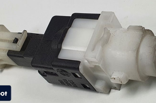 CZUJNIK STOP STOPU ALFA ROMEO 147 46840510