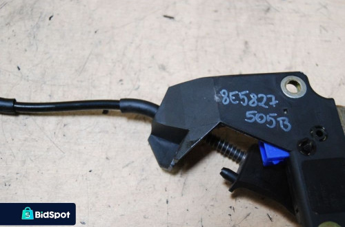 ZAMEK KLAPY BAGAŻNIKA TYŁ 8E5827505B AUDI A4 B6