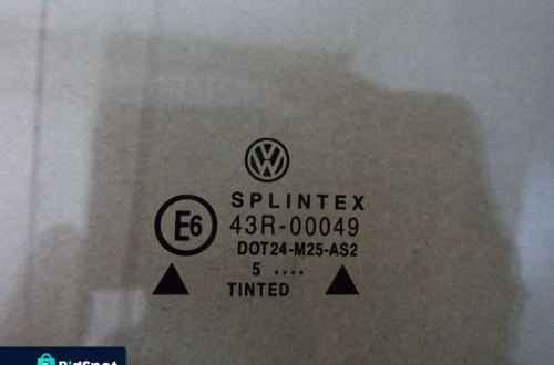 SZYBA BOCZNA DRZWI PRAWY TYŁ VW GOLF III NR783