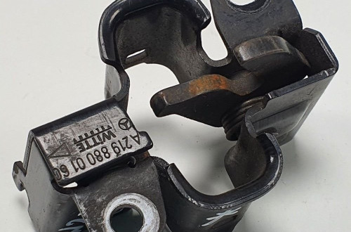 ZAMEK MASKI PRAWY MERCEDES W209 A2198800160