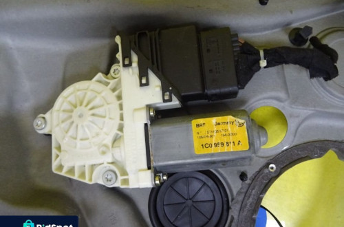 PODNOŚNIK SZYB LEWY TYŁ VW BORA MECHANIZM ELEKTRYCZNY NR189