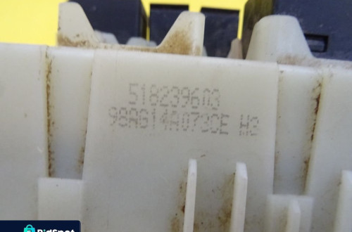 SKRZYNKA BEZPIECZNIKÓW FORD FOCUS MK1 518239603 / 98AG14A073CE H3 NR50