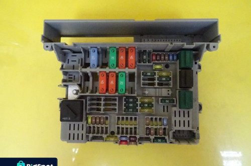 SKRZYNKA BEZPIECZNIKÓW BMW E87 6906621-04 NR20