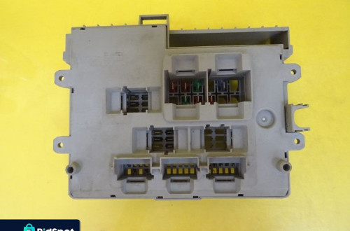 SKRZYNKA BEZPIECZNIKÓW BMW E87 6906621-04 NR20