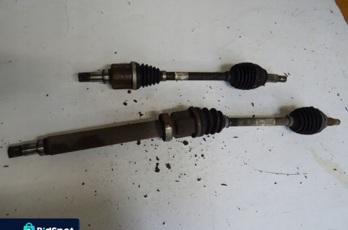 PÓŁOŚ PRZÓD PRAWA FORD FIESTA VII 1.25