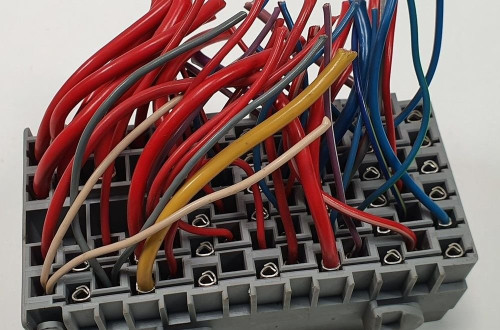 SKRZYNKA BEZPIECZNIKÓW VOLVO XC90 I 2.9 8637669