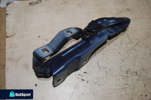 ZAWIAS MASKI PRAWY PRZÓD 1C0823302D VW NEW BEETLE