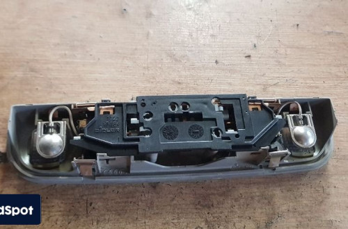 AUDI A4 B6 LAMPKA WNĘTRZA 8E0947111A