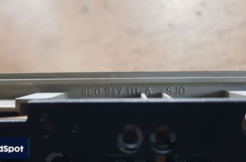 AUDI A4 B6 LAMPKA WNĘTRZA 8E0947111A