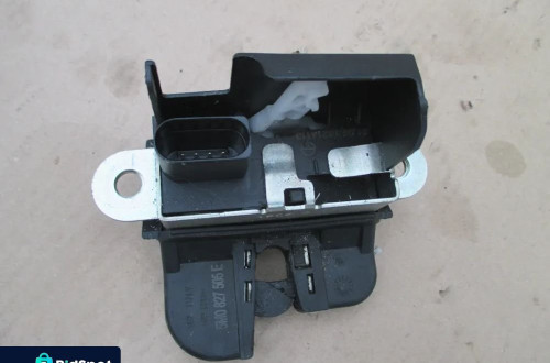 Zamek klapy GOLF 5Y